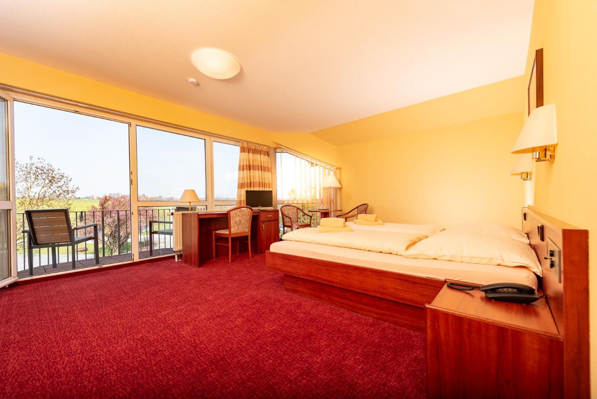 Berghotel Wilhelmsburg บาด โคเซิน ภายนอก รูปภาพ